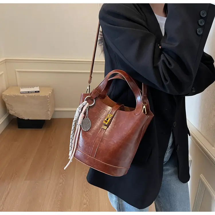 Women's 2025 Retro Bucket Bag Beige Leather — feature 27