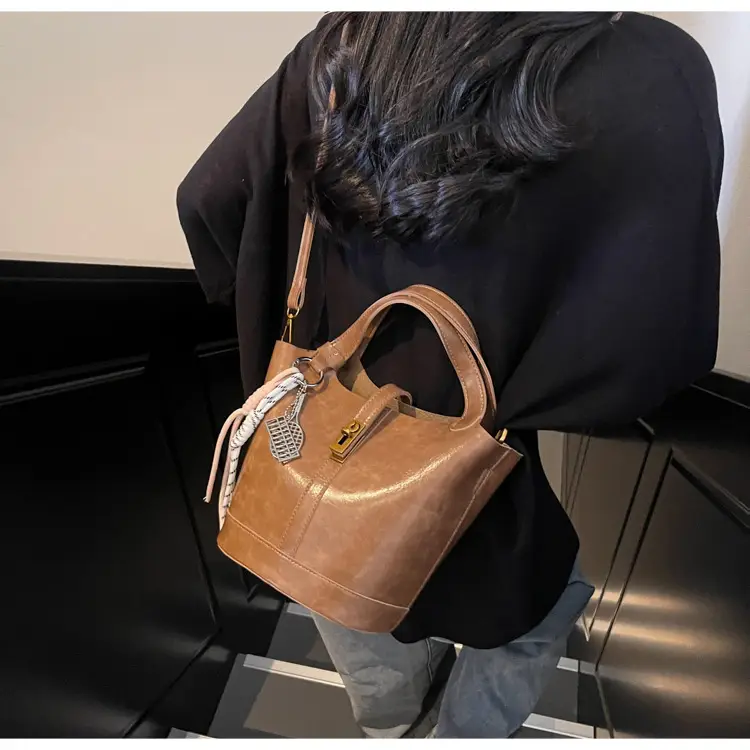 Women's 2025 Retro Bucket Bag Beige Leather — feature 34