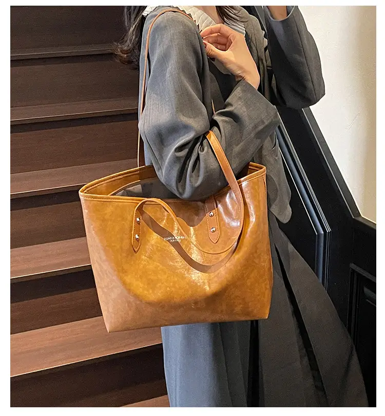 Women's Red Oil Leather Tote Bag Large Capacity 2025 — feature 1