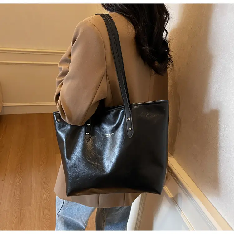 Women's Red Oil Leather Tote Bag Large Capacity 2025 — feature 10