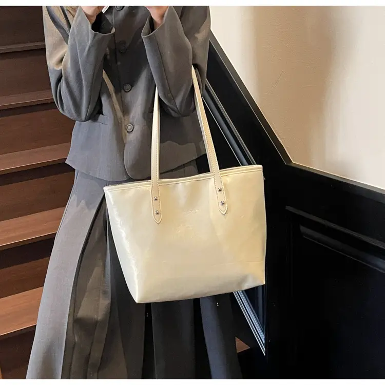 Women's Red Oil Leather Tote Bag Large Capacity 2025 — feature 15