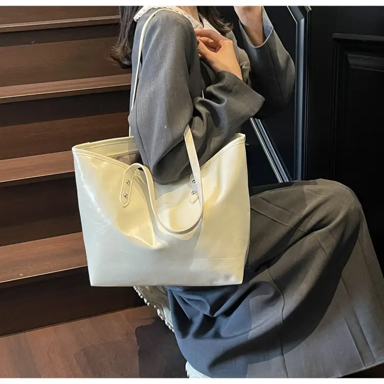 Women's Red Oil Leather Tote Bag Large Capacity 2025 — feature 16