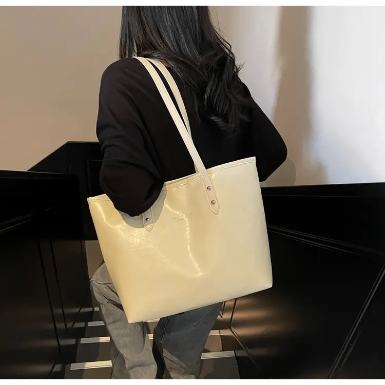 Women's Red Oil Leather Tote Bag Large Capacity 2025 — feature 17
