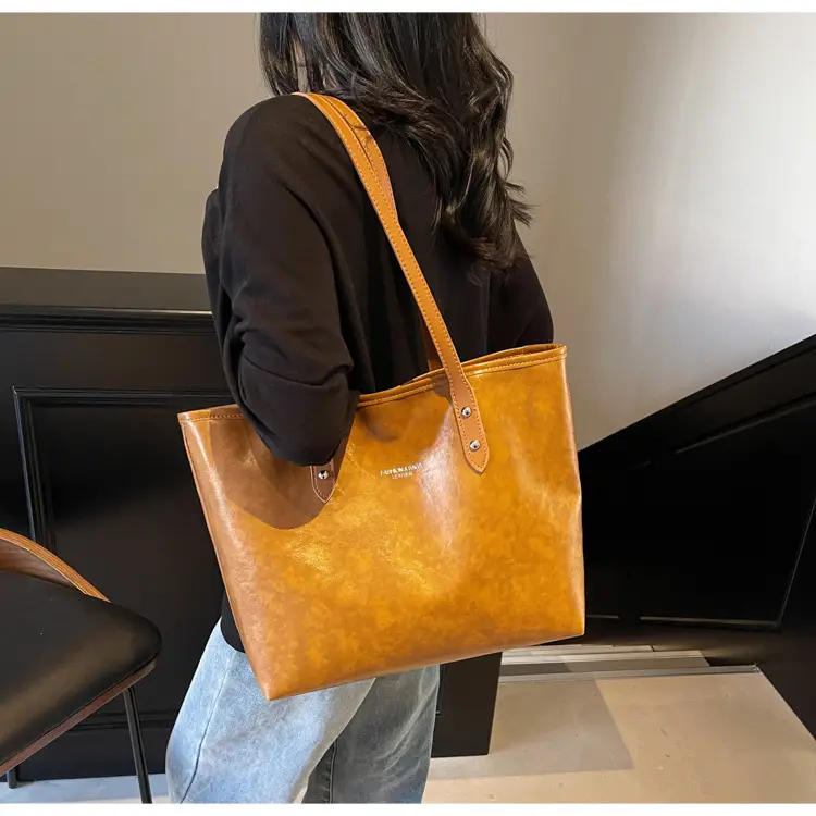 Women's Red Oil Leather Tote Bag Large Capacity 2025 — feature 18