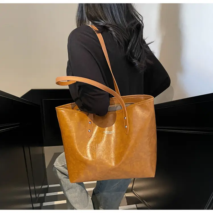 Women's Red Oil Leather Tote Bag Large Capacity 2025 — feature 19
