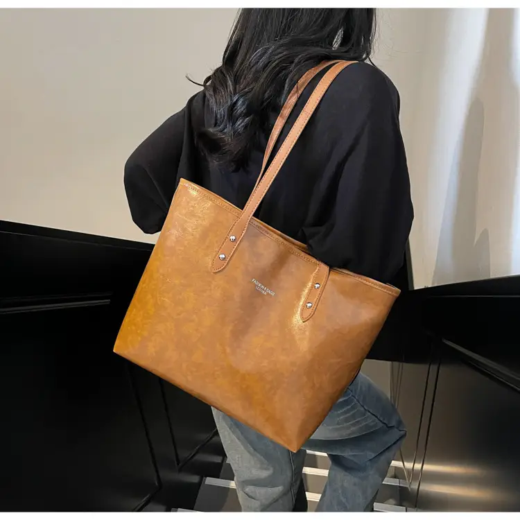 Women's Red Oil Leather Tote Bag Large Capacity 2025 — feature 20