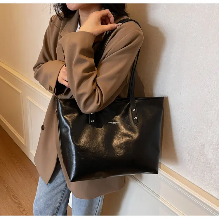 Women's Red Oil Leather Tote Bag Large Capacity 2025 — feature 9