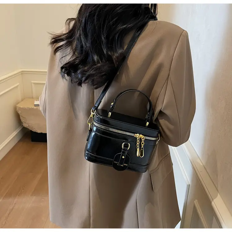Retro Crossbody Bag Red Leather 2025 New Fashion — feature 17