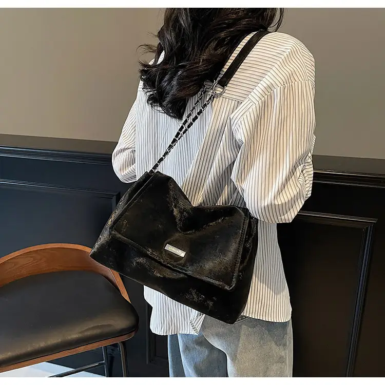 Black Velvet Chain Shoulder Bag for Women 2025 — feature 10