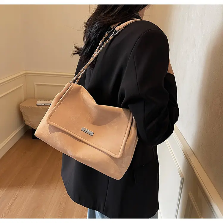 Black Velvet Chain Shoulder Bag for Women 2025 — feature 23