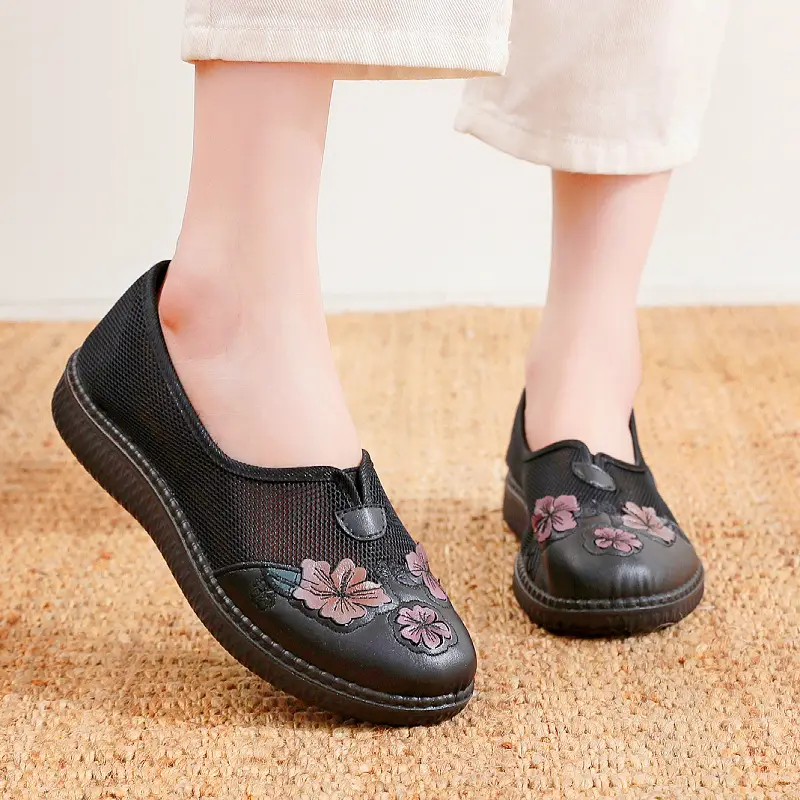26-Year-Old Brand New Spring and Summer Old Beijing Cloth Shoes for Women, Round-Toe Hollow-Out Shoes for the Elderly, Non-Slip Soft-Soled Shoes for Middle-Aged and Elderly Mothers