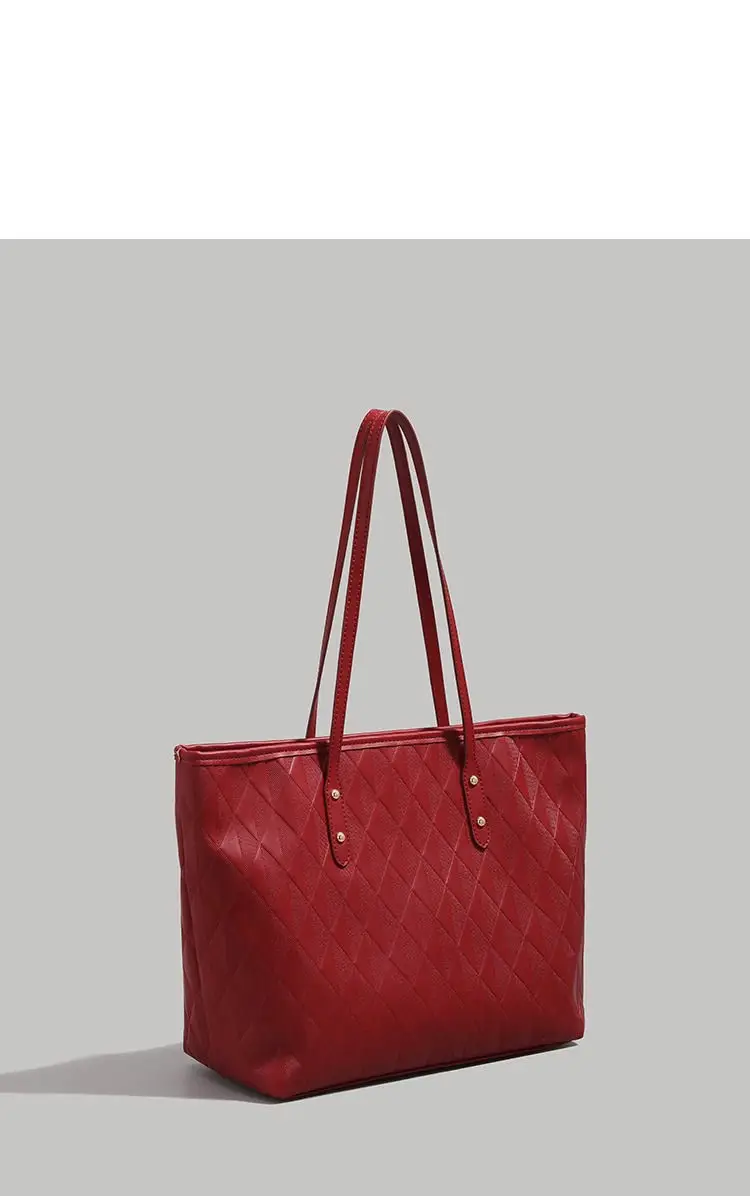 Red Textured Women's Shoulder Bag 2026 — feature 3