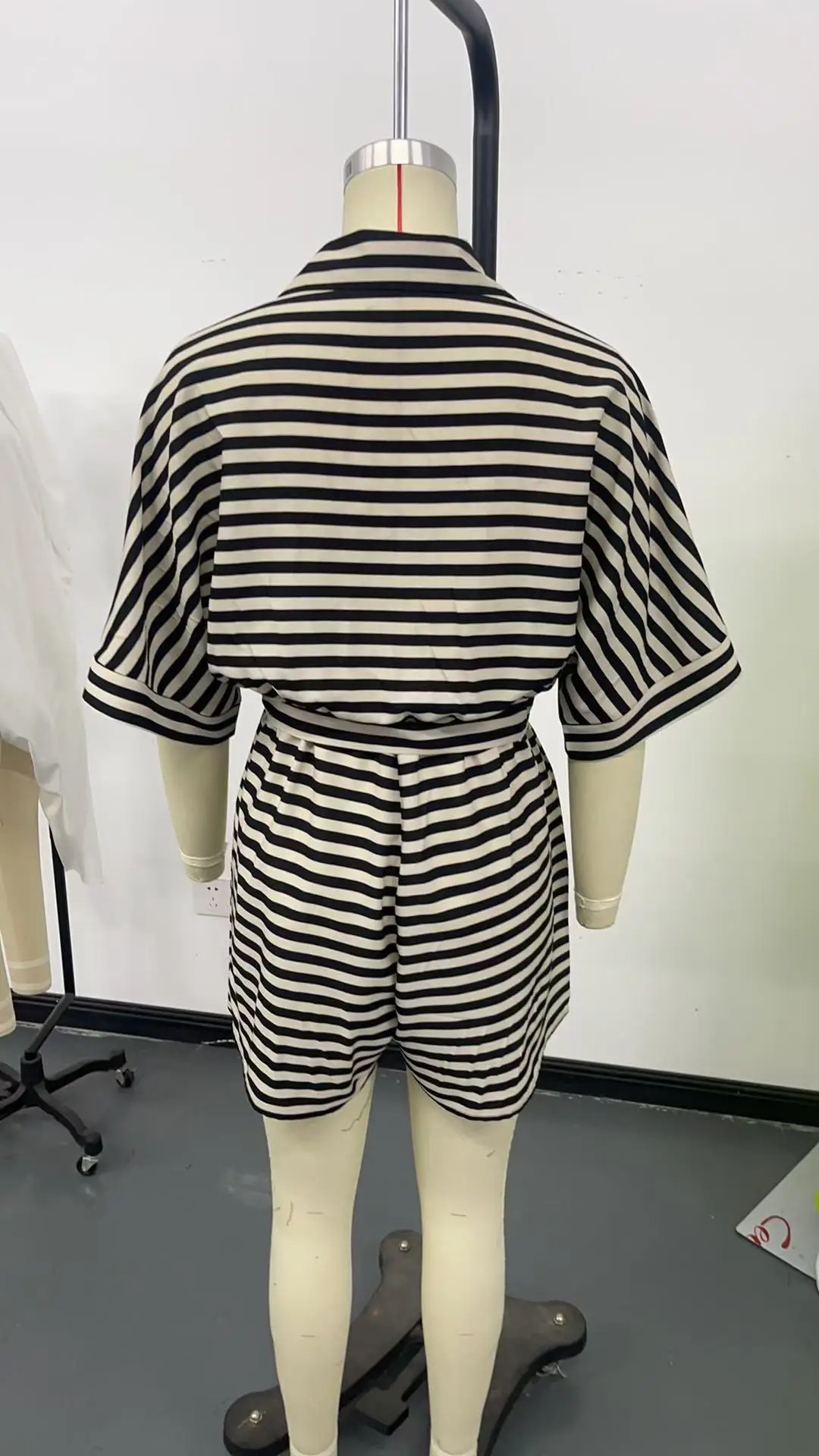Women Striped Lapel Cardigan Belt Shorts Suit Red White — feature 7