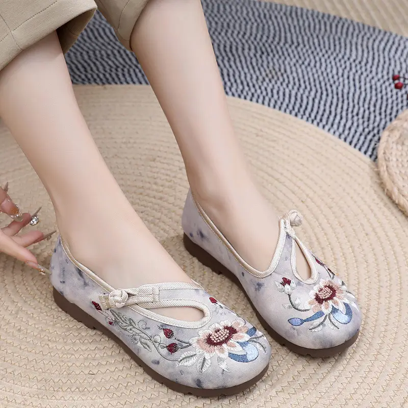 Retro Chinese Style Hanfu Shoes Old Beijing Cloth Shoes Women's Shallow Mouth Breathable Ethnic Style Embroidered Shoes Comfortable Soft Sole Mother Shoes - Image 4
