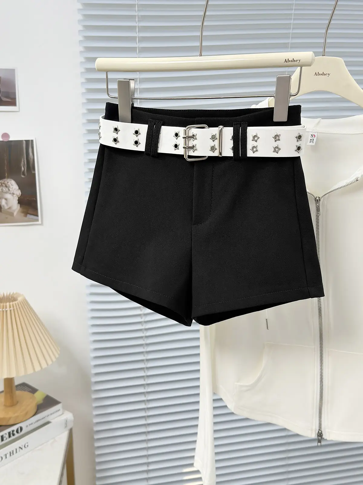 Women Black Hip Shorts with Belt 2025 Spring Summer — feature 4