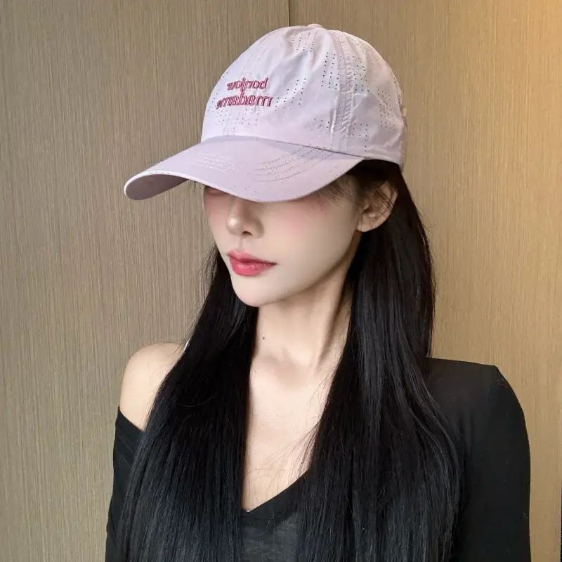 Women's White Embroidered Baseball Cap with "Bepoiseude" Text - Image 6