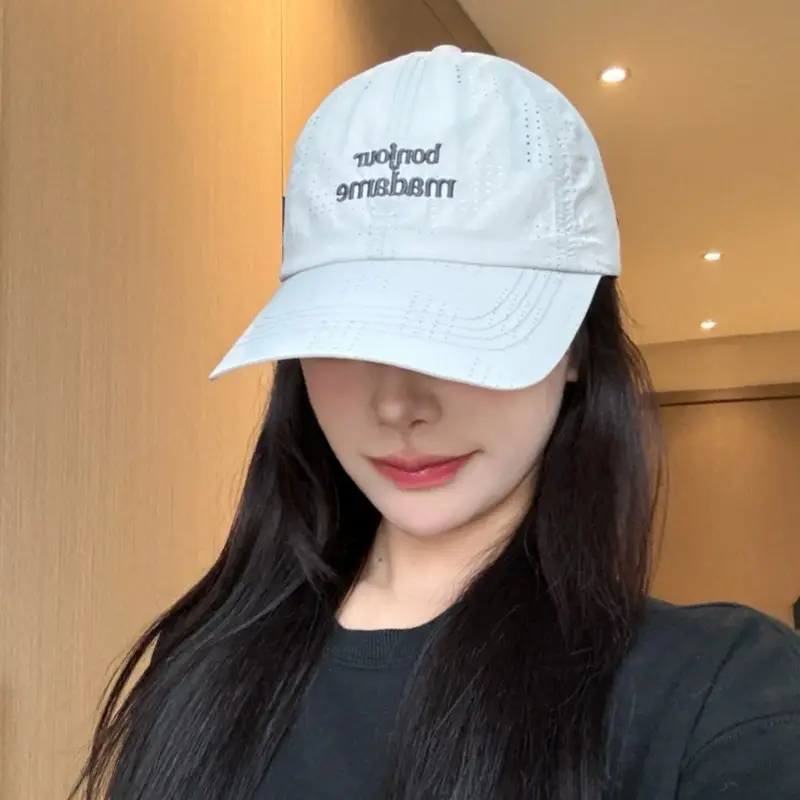 Women's White Embroidered Baseball Cap with "Bepoiseude" Text - Image 7