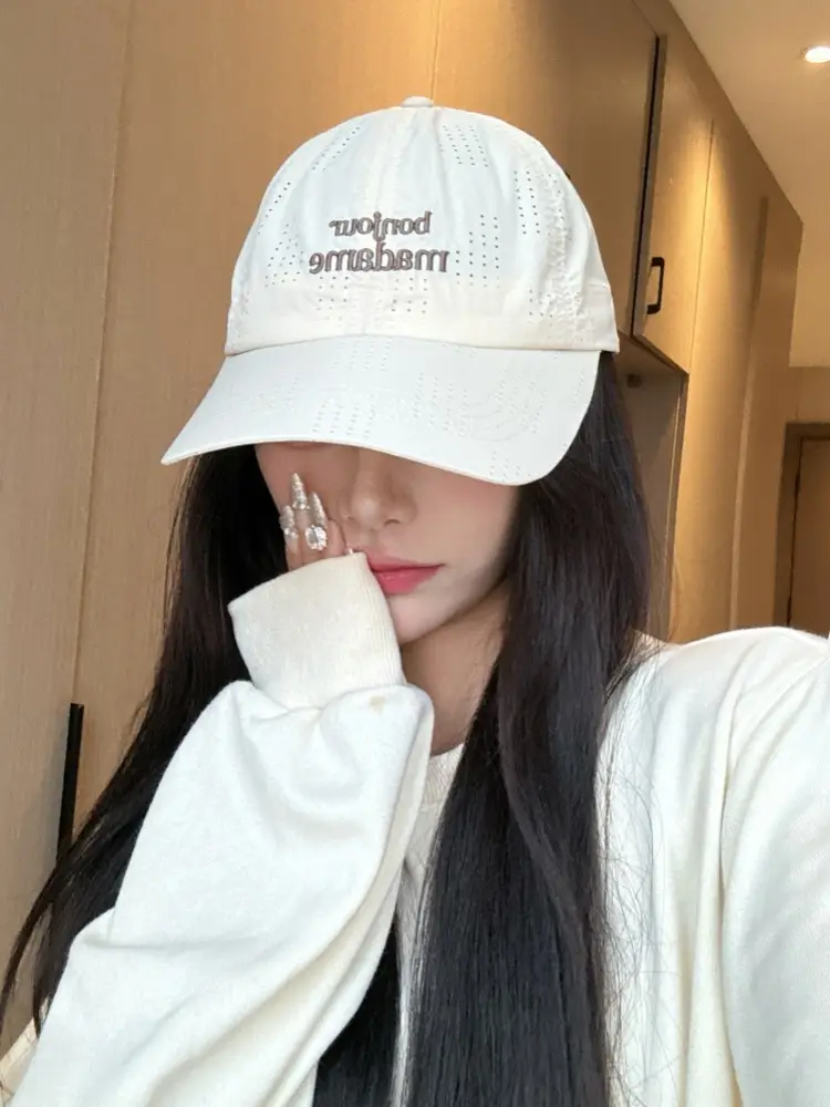 Women's White Embroidered Baseball Cap with "Bepoiseude" Text — feature 10