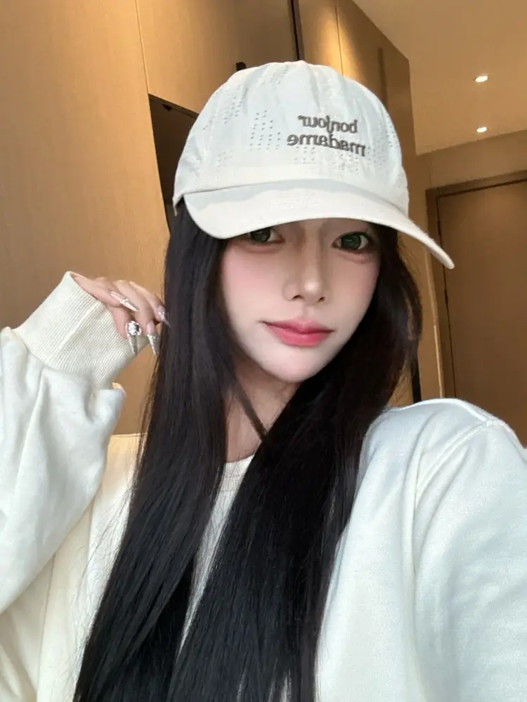 Women's White Embroidered Baseball Cap with "Bepoiseude" Text — feature 11