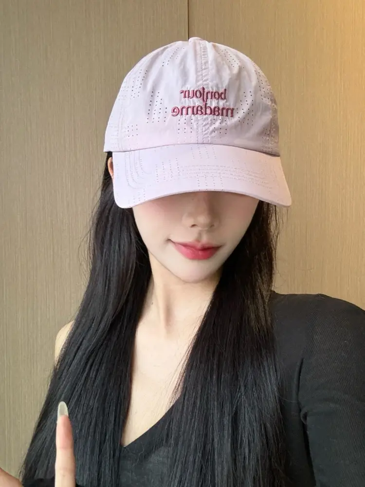 Women's White Embroidered Baseball Cap with "Bepoiseude" Text — feature 3