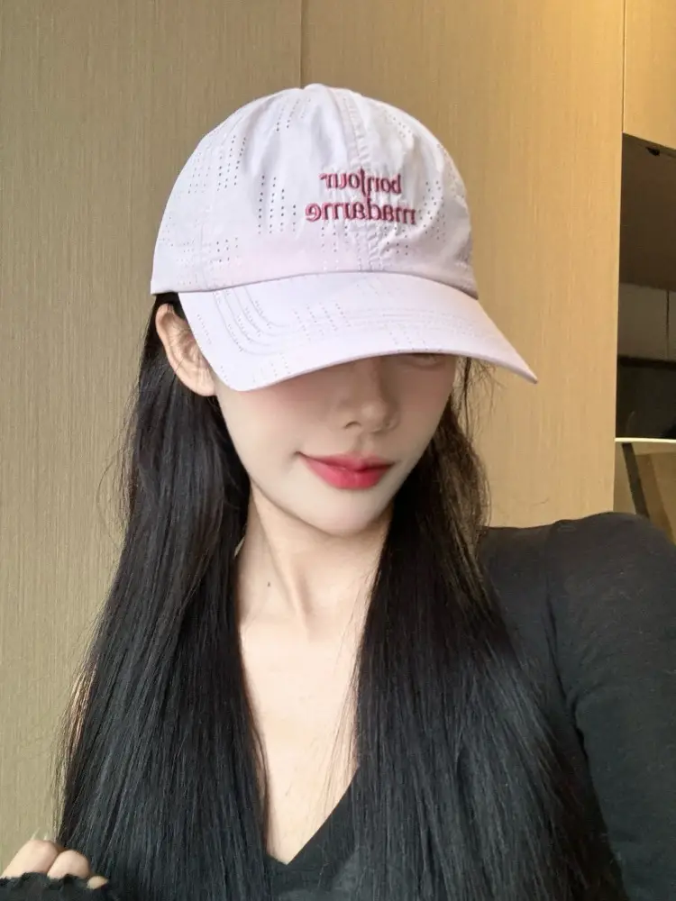 Women's White Embroidered Baseball Cap with "Bepoiseude" Text — feature 4