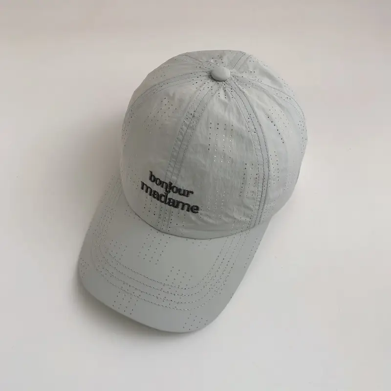 Women's White Embroidered Baseball Cap with "Bepoiseude" Text - Image 4