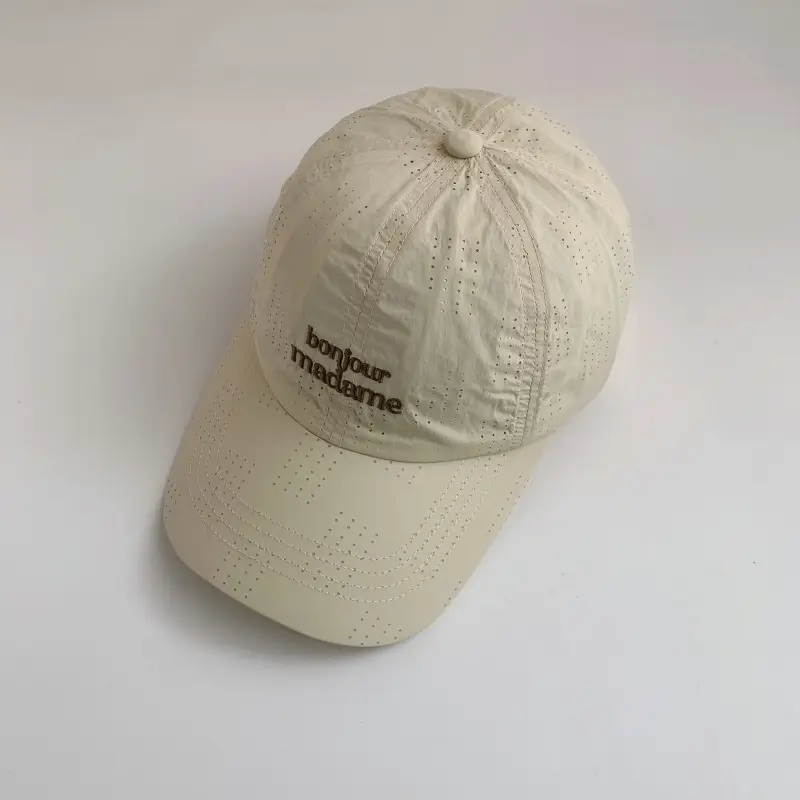 Women's White Embroidered Baseball Cap with "Bepoiseude" Text - Image 5