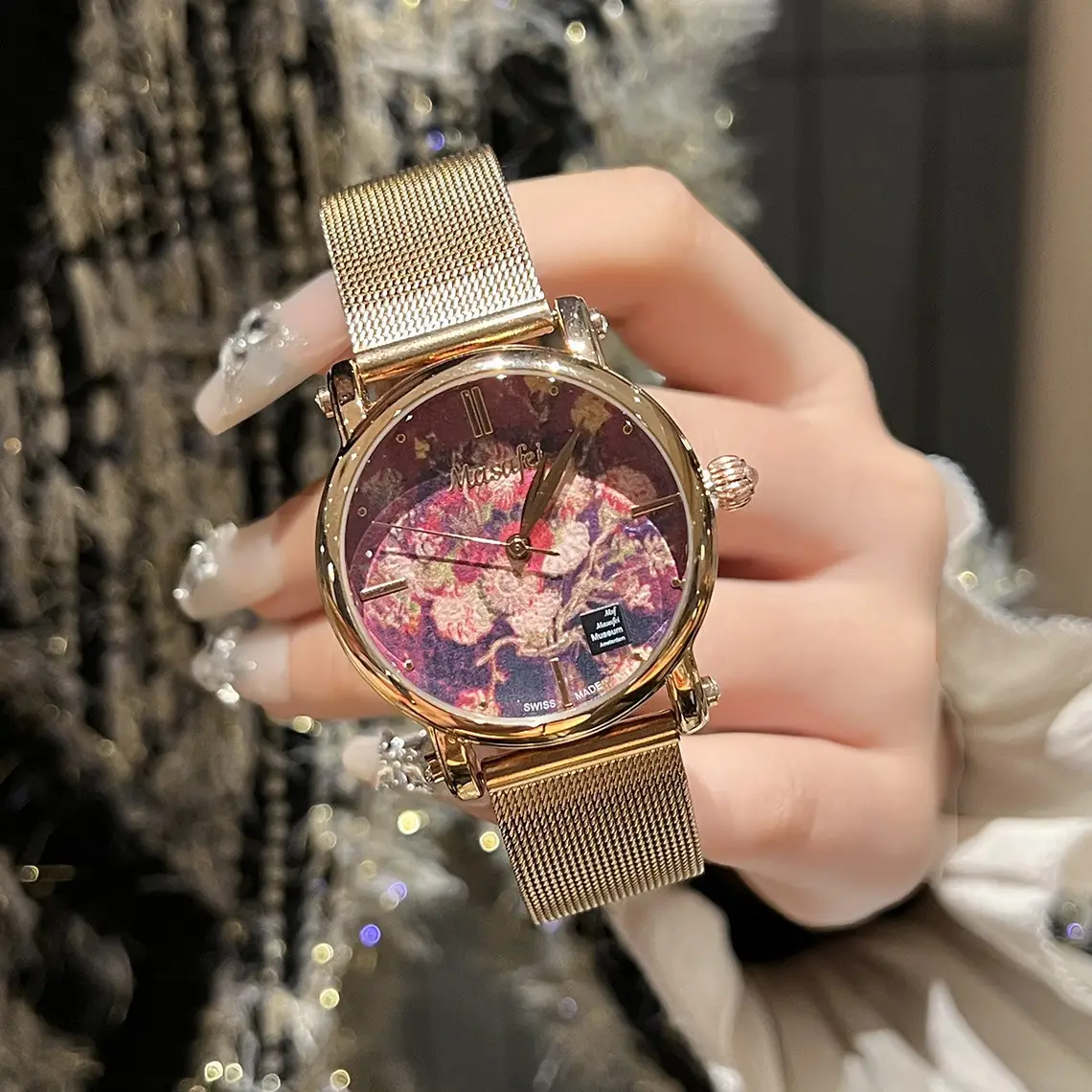 Women's Artistic Feather Watch with Gold Mesh Band - Image 3