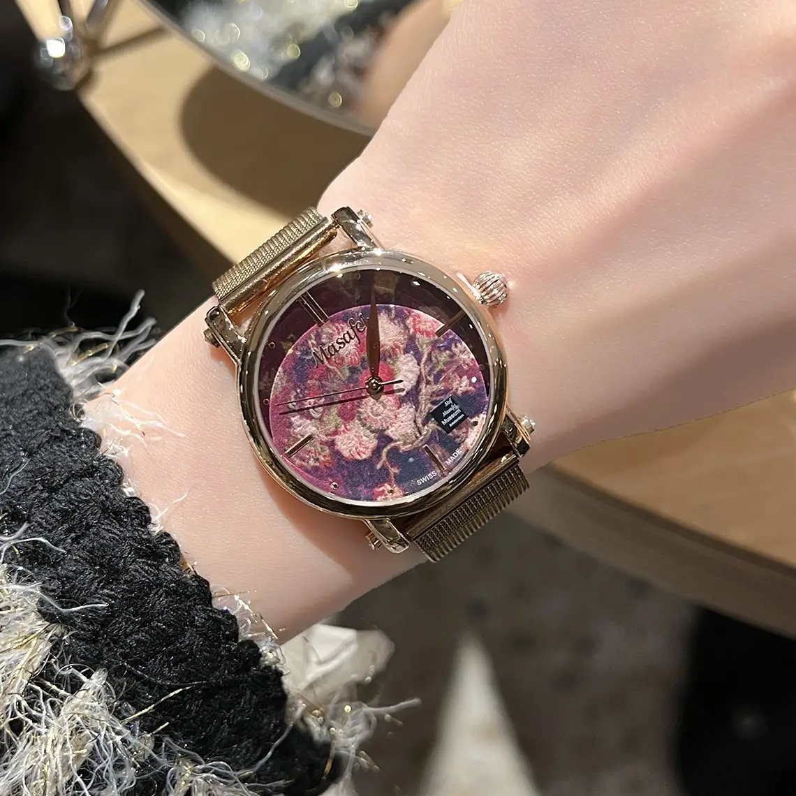 Women's Artistic Feather Watch with Gold Mesh Band - Image 5