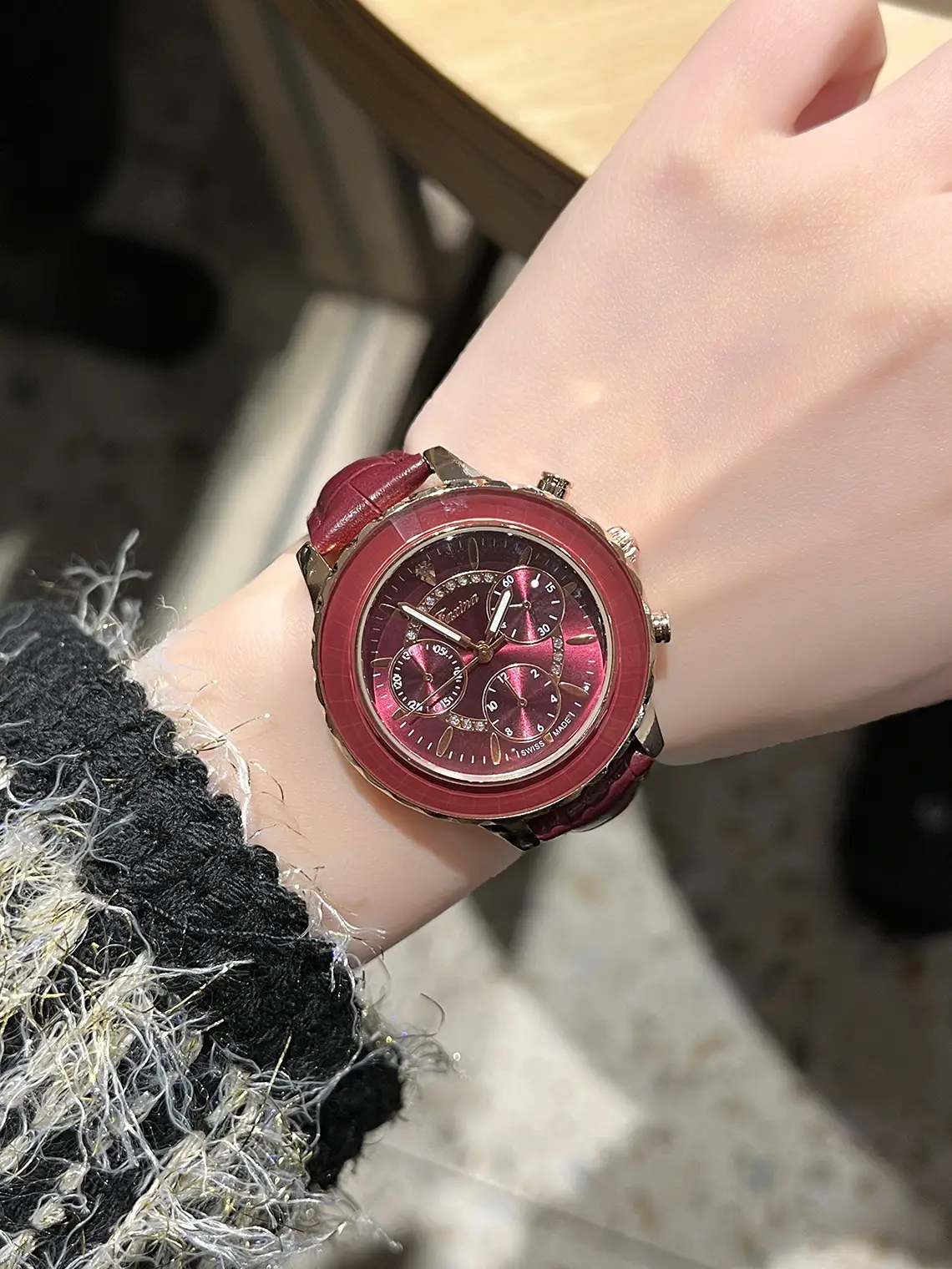 Women's Luxury Mechanical Watch with Diamond Studded Dial — feature 5