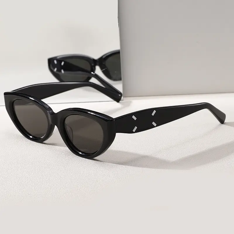 2025 UV Sunscreen Sunglasses White Frame Black镜片