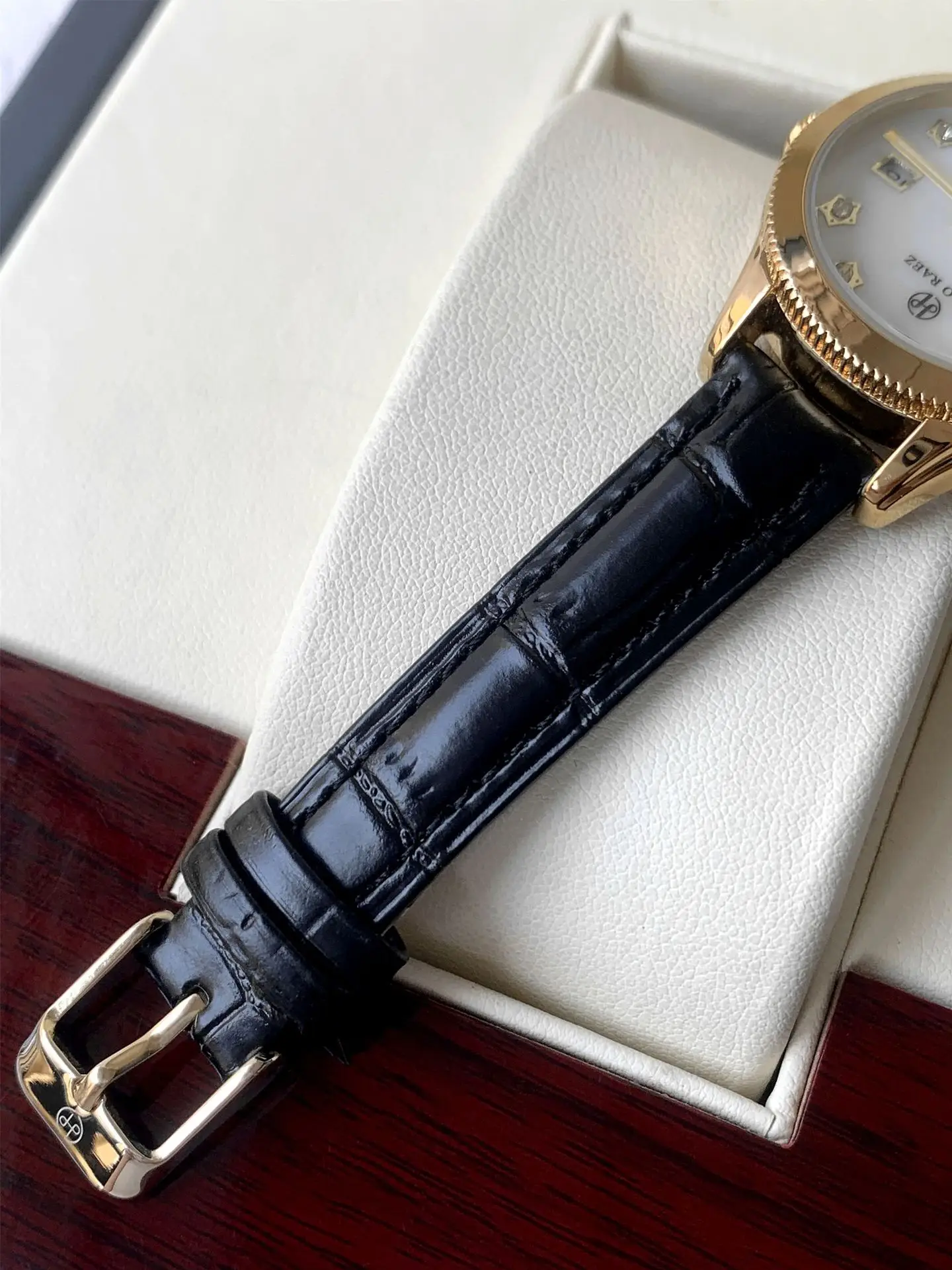 Golden Luminous Rhinestone Ladies Watch Waterproof — feature 14