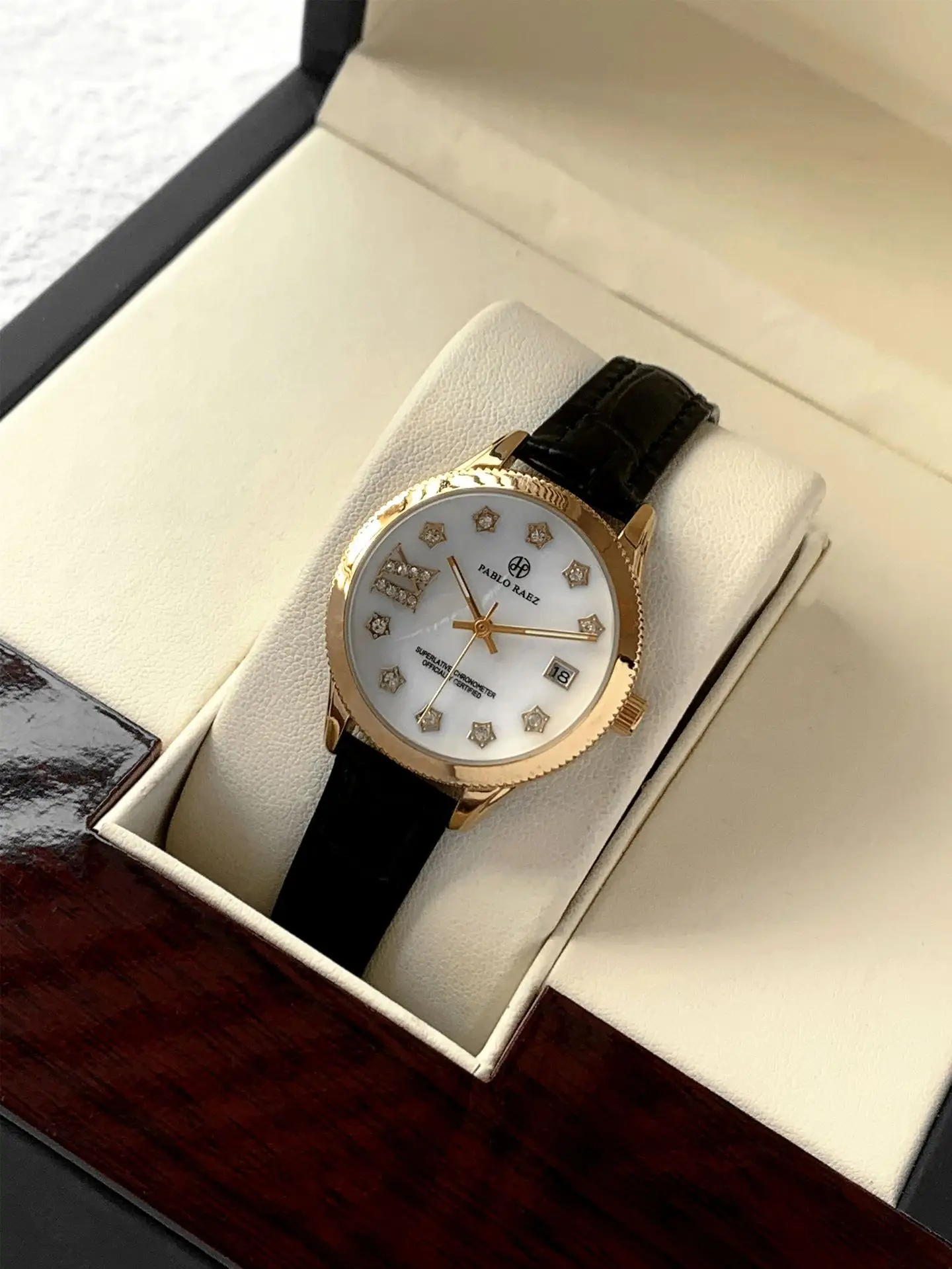 Golden Luminous Rhinestone Ladies Watch Waterproof — feature 5