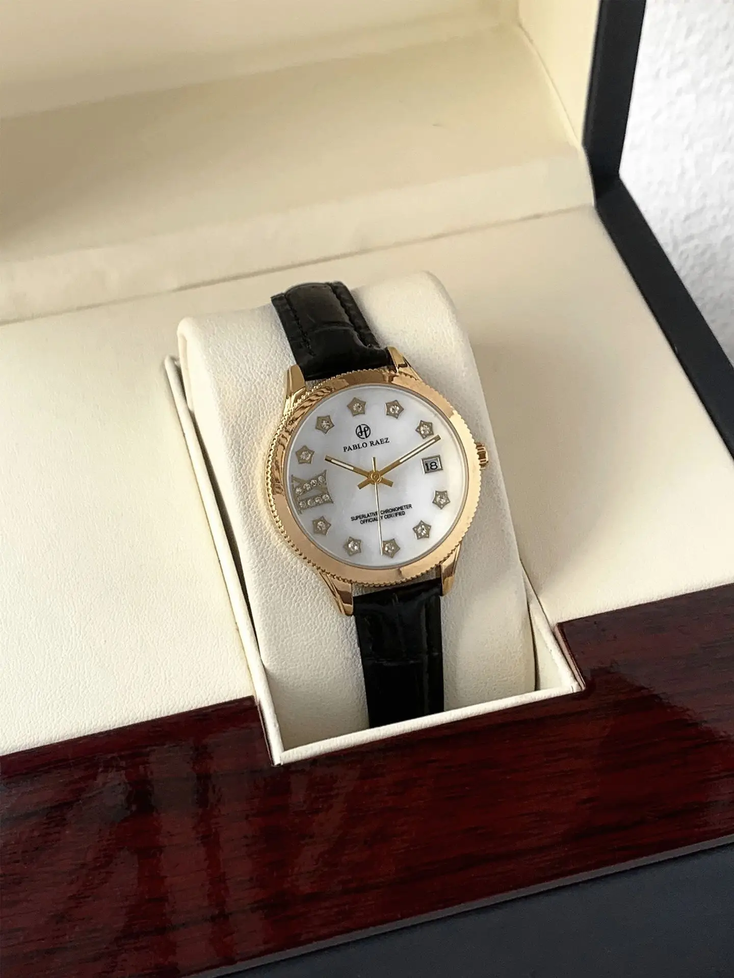 Golden Luminous Rhinestone Ladies Watch Waterproof — feature 7