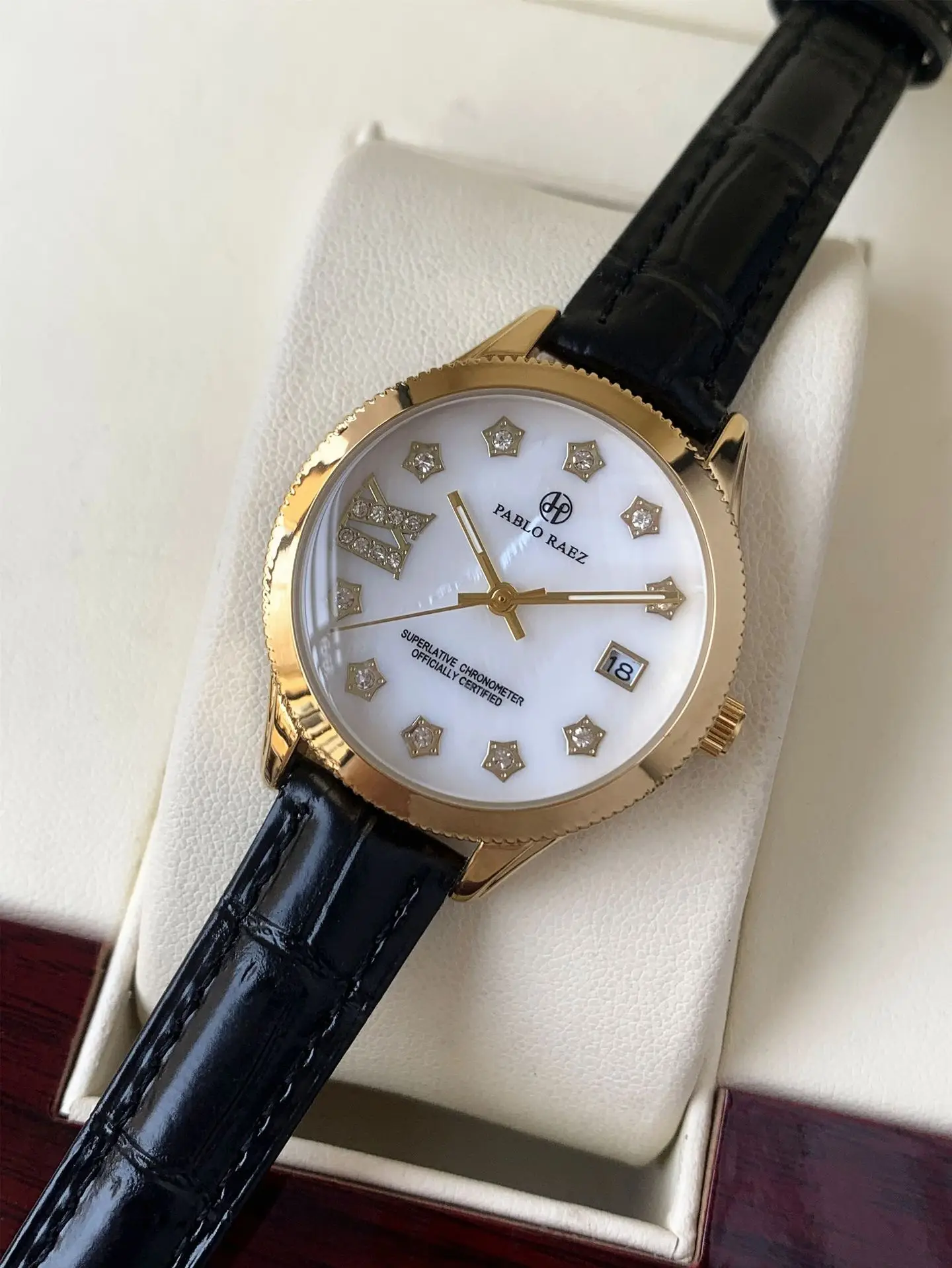 Golden Luminous Rhinestone Ladies Watch Waterproof — feature 9
