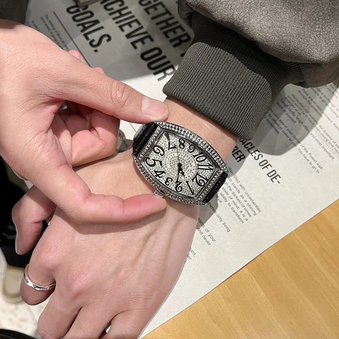 Men's Retro Cross-Crystal Wine Barrel Watch with Hair Quartz