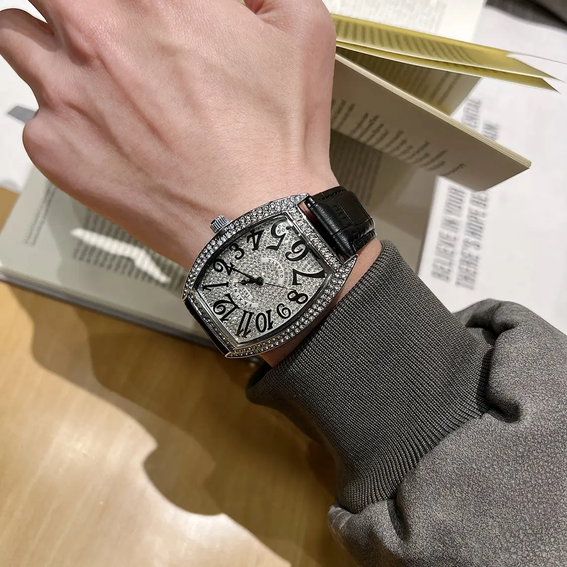Men's Retro Cross-Crystal Wine Barrel Watch with Hair Quartz