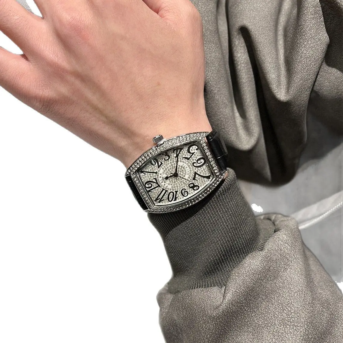 Men's Retro Cross-Crystal Wine Barrel Watch with Hair Quartz