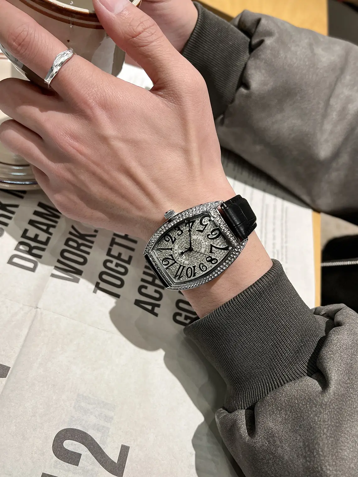 Men's Retro Cross-Crystal Wine Barrel Watch with Hair Quartz — feature 3