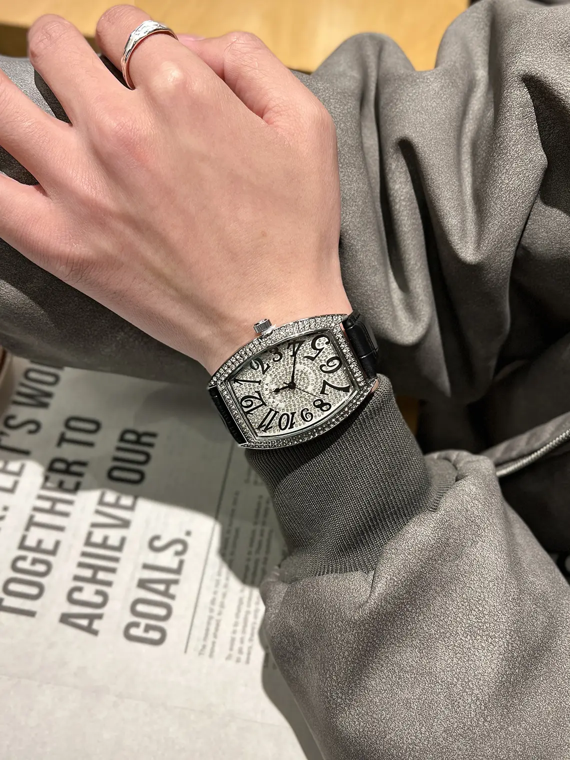 Men's Retro Cross-Crystal Wine Barrel Watch with Hair Quartz — feature 4