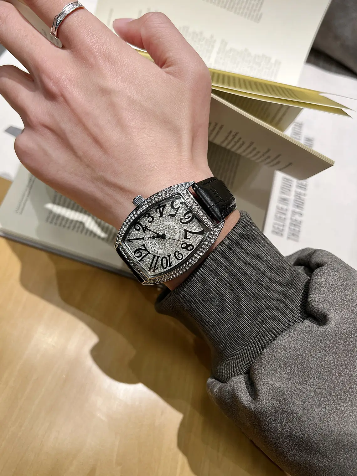 Men's Retro Cross-Crystal Wine Barrel Watch with Hair Quartz — feature 7