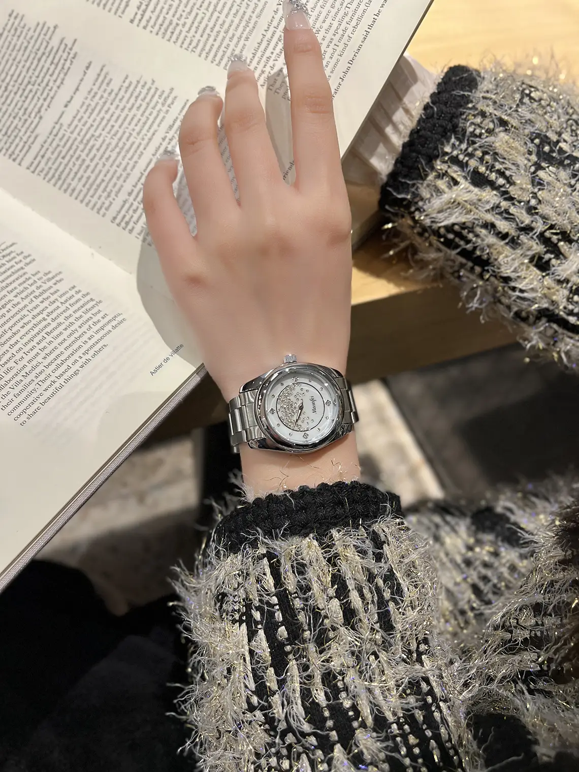 Diamond Encrusted Women's Watch with Steel Belt — feature 6