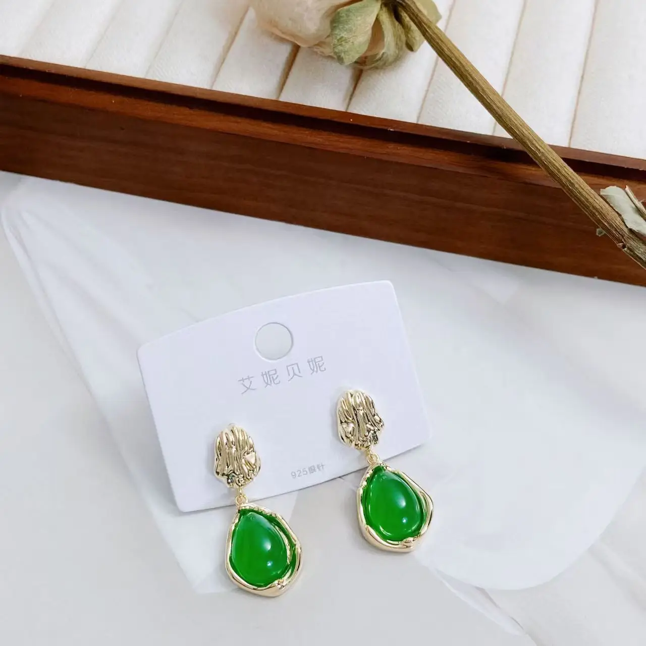 Vintage Emerald Earrings French Style Gold Tone — feature 3