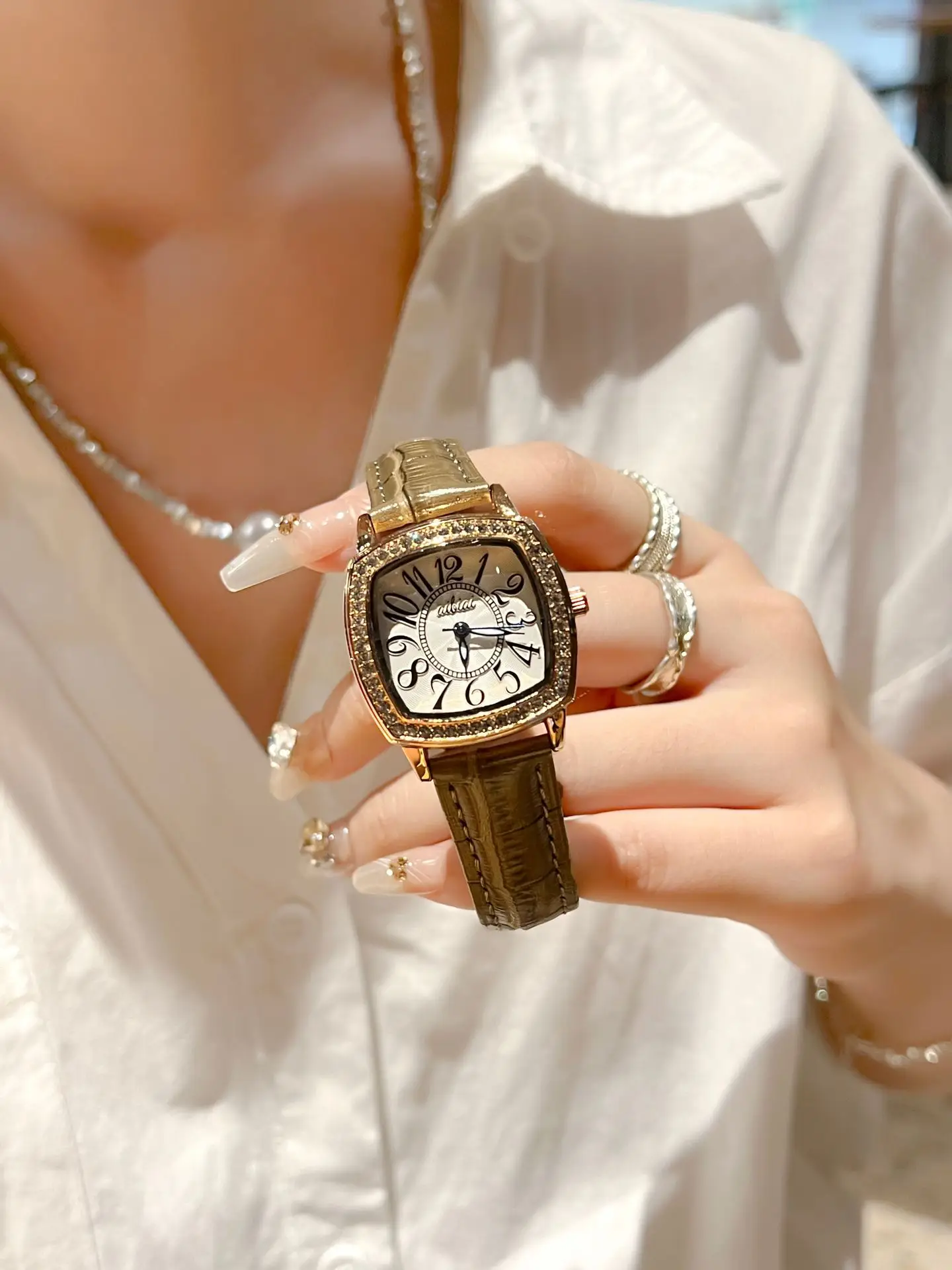 Women's Red Square Diamond Quartz Watch 2025 — feature 6