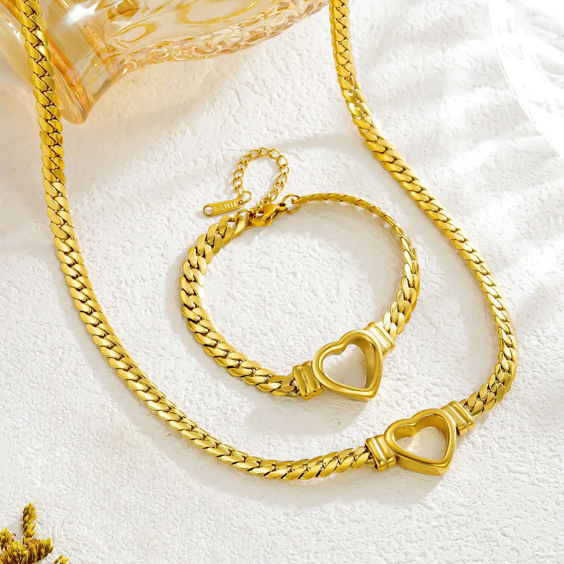Gold Plated Heart Clasp Hollow Love Necklace for Women — feature 1