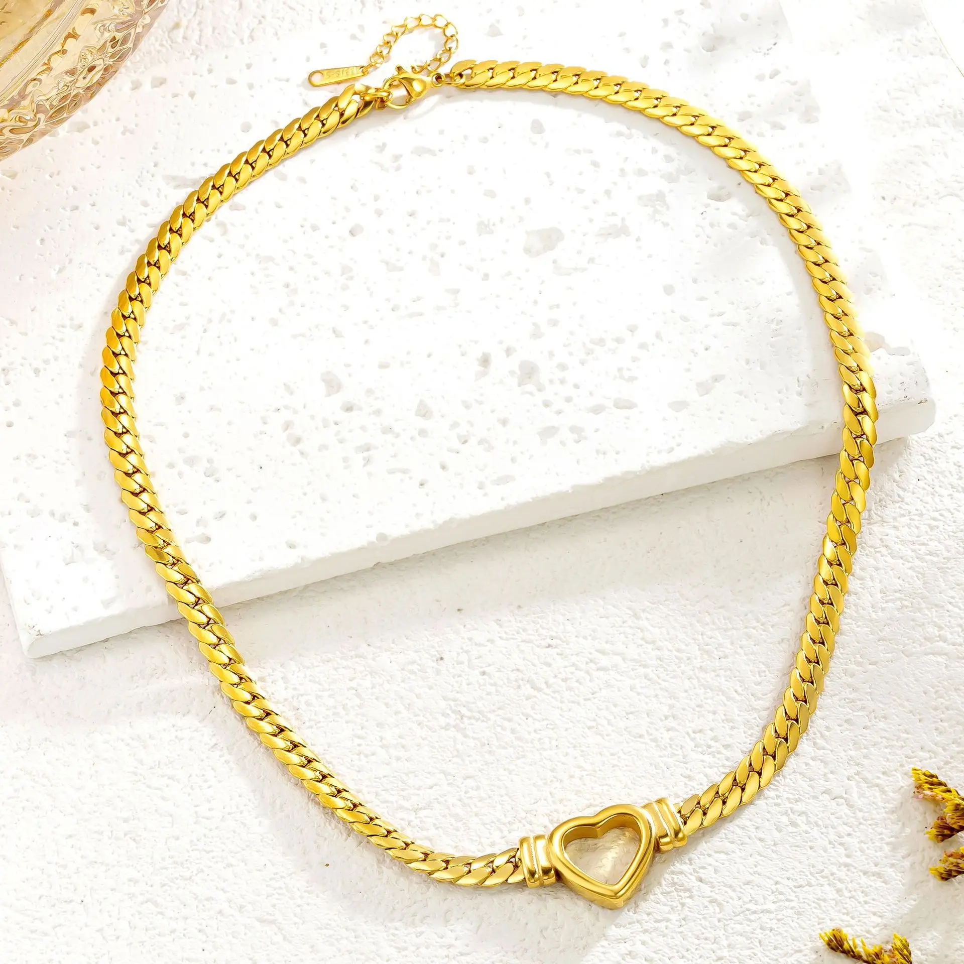 Gold Plated Heart Clasp Hollow Love Necklace for Women — feature 4