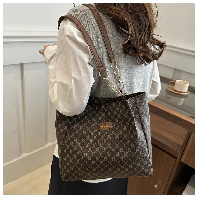 High-end GG Monogram Shoulder Bag Women 2025 — feature 11
