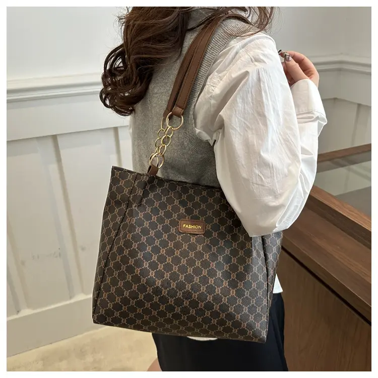 High-end GG Monogram Shoulder Bag Women 2025 — feature 12