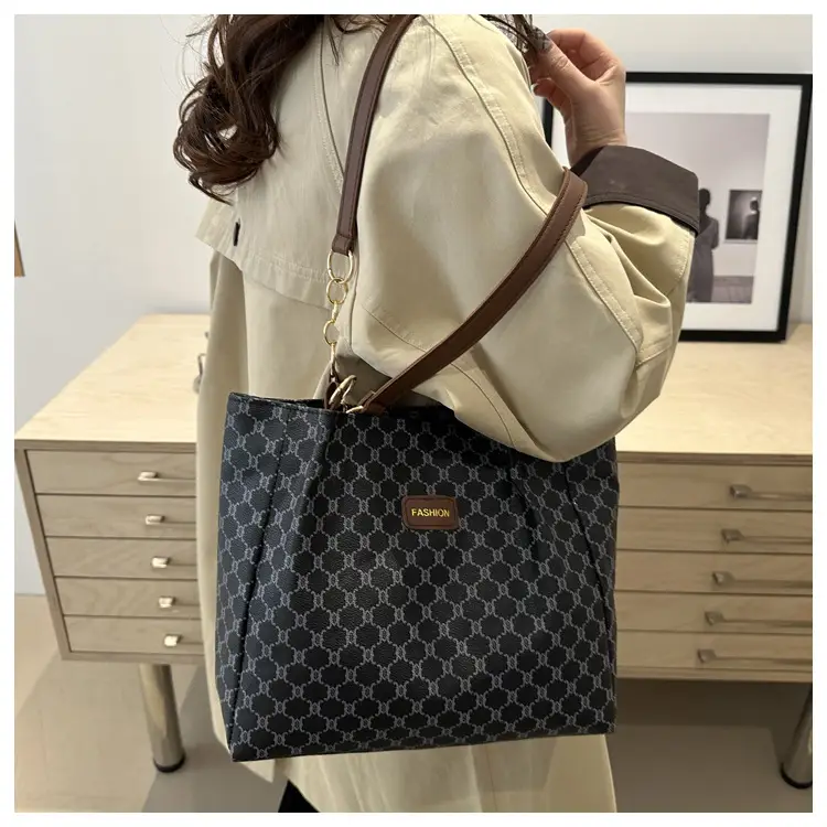 High-end GG Monogram Shoulder Bag Women 2025 — feature 13
