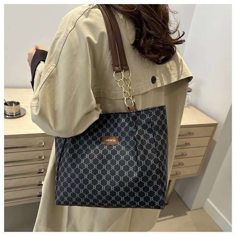 High-end GG Monogram Shoulder Bag Women 2025 — feature 14